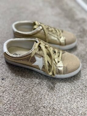 Women’s Metallic Gold Star Lace-Up Sneakers